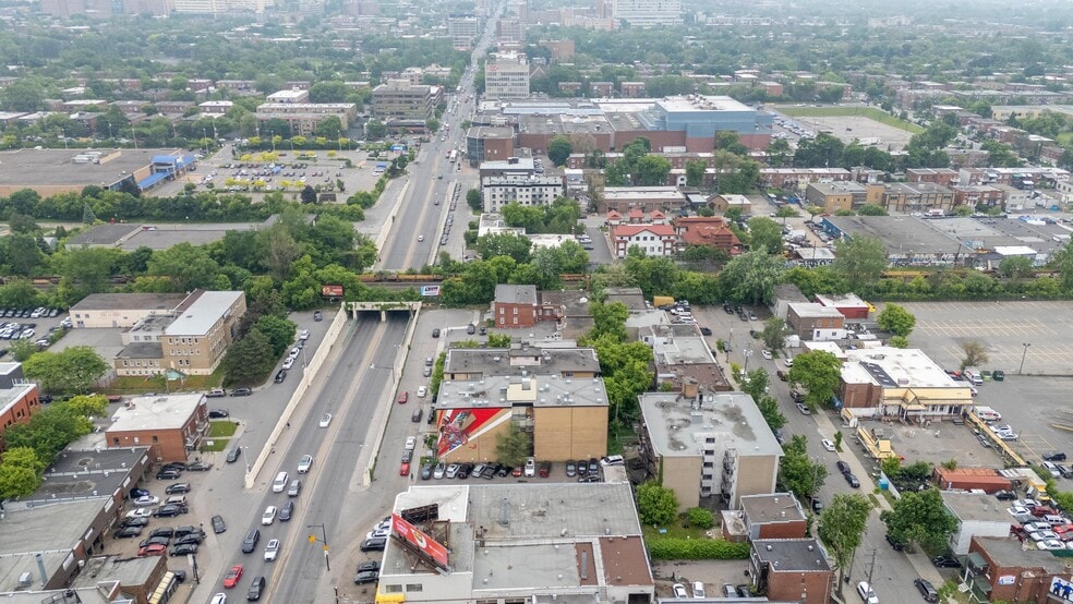 7070 Chem. de la Côte-des-Neiges, Montréal, QC for sale - Aerial - Image 3 of 3
