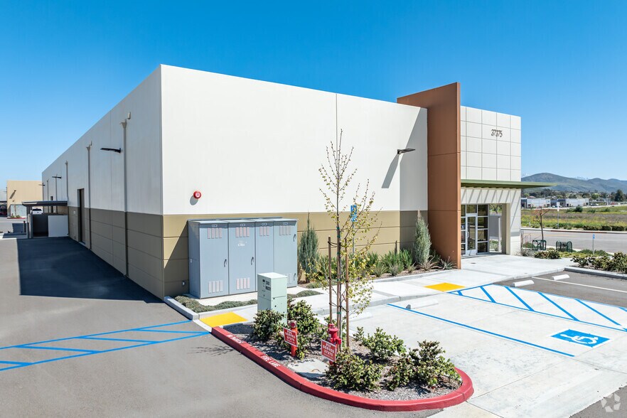 37375 Industry Way, Murrieta, CA à louer - Photo du bâtiment - Image 3 de 7