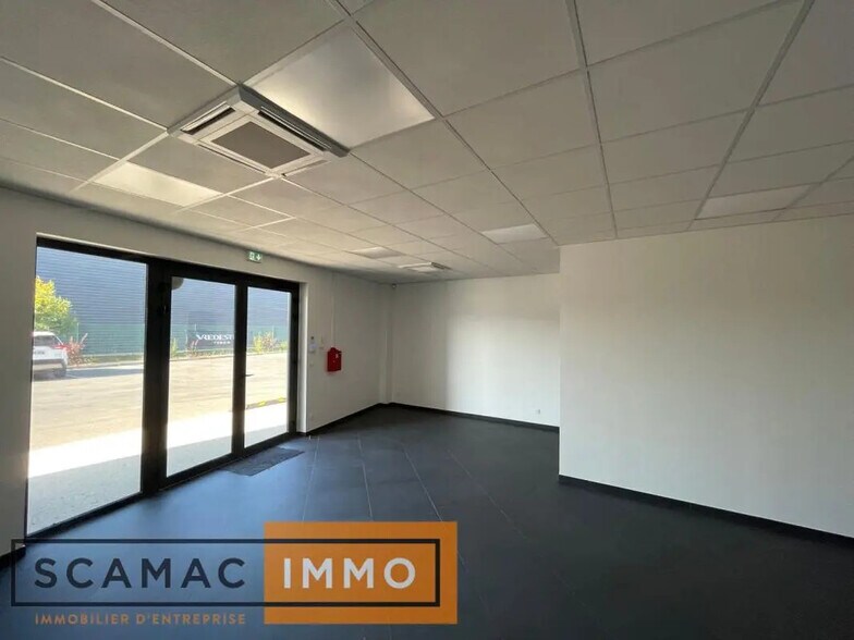 Office in Saint-Pierre-du-Perray for lease - Building Photo - Image 3 of 9