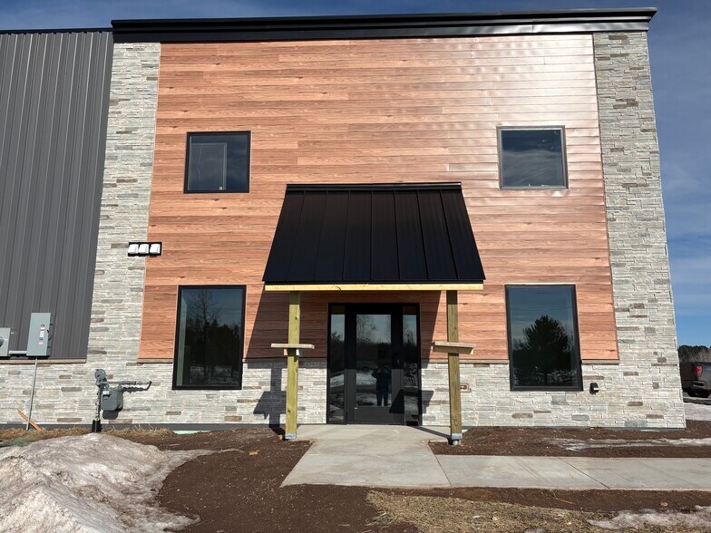 533 Commerce Way, Cloquet, MN à louer - Photo du bâtiment - Image 2 de 3