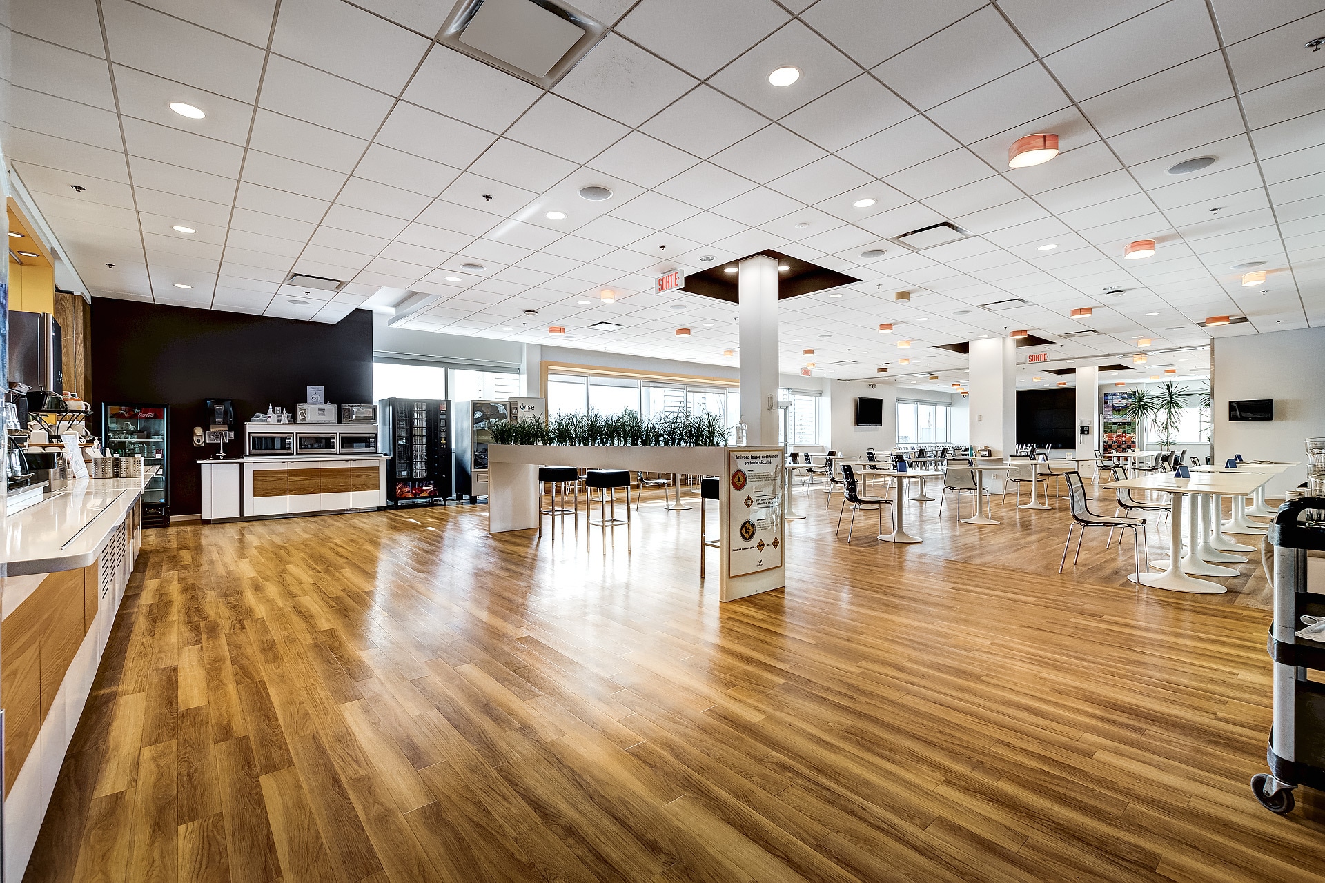 2905 Pl Louis-R.-Renaud, Laval, QC for lease Primary Photo- Image 1 of 17
