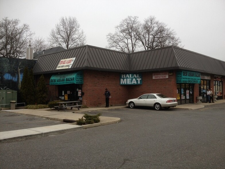 905 E Jericho Tpke, Huntington, NY for lease - Building Photo - Image 2 of 14