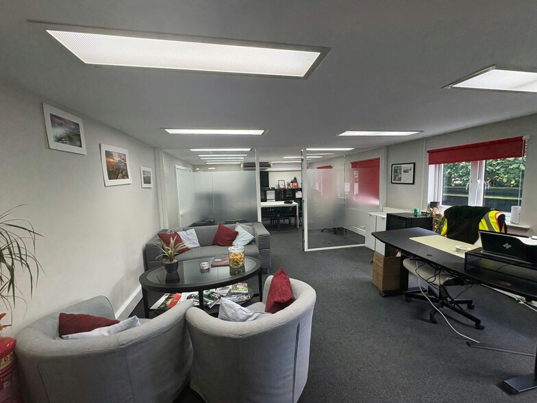 Clewers Hl, Waltham Chase for lease - Building Photo - Image 3 of 7