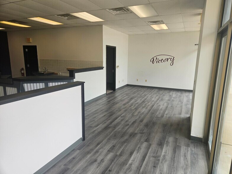 120-180 S Western Ave, Juneau, WI à louer - Photo du bâtiment - Image 2 de 8