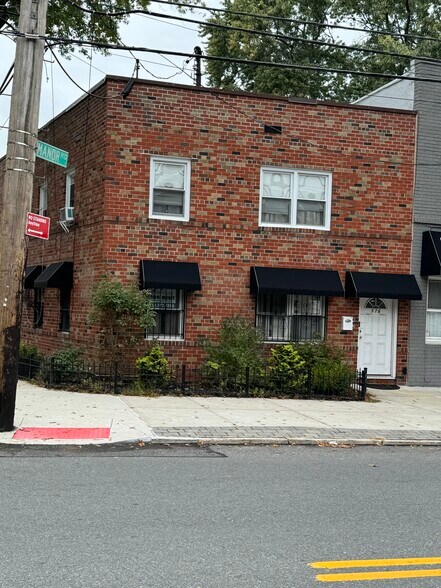 376 Manor Rd, Staten Island, NY à louer - Photo du bâtiment - Image 2 de 7