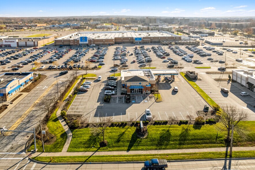 8001 W Ridgewood Dr, Parma, OH à louer - Aérien - Image 2 de 10