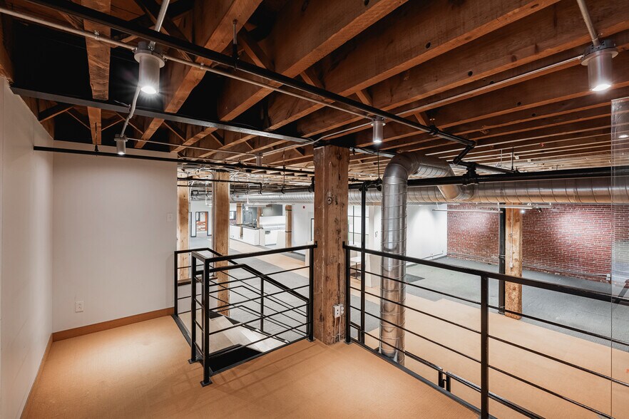 774 Rue Saint-Paul O, Montréal, QC for lease - Interior Photo - Image 3 of 8