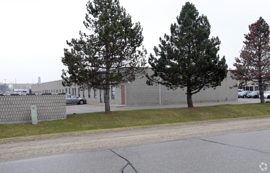 126 Malcolm Rd, Guelph, ON à louer - Photo du bâtiment - Image 3 de 4