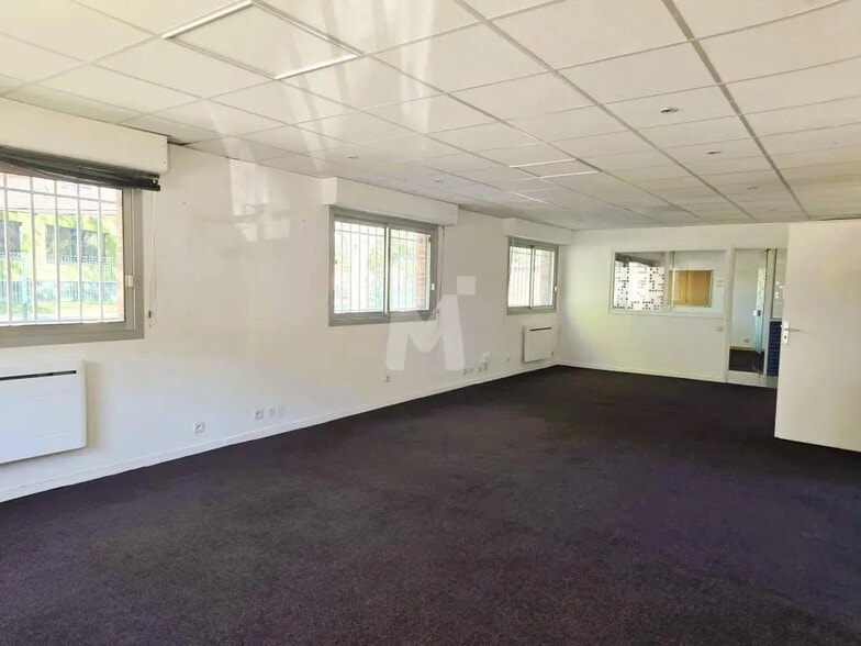 Office in Lisses for lease - Building Photo - Image 3 of 10