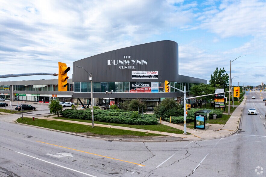 1590 Dundas St E, Mississauga, ON à louer - Photo du bâtiment - Image 2 de 10