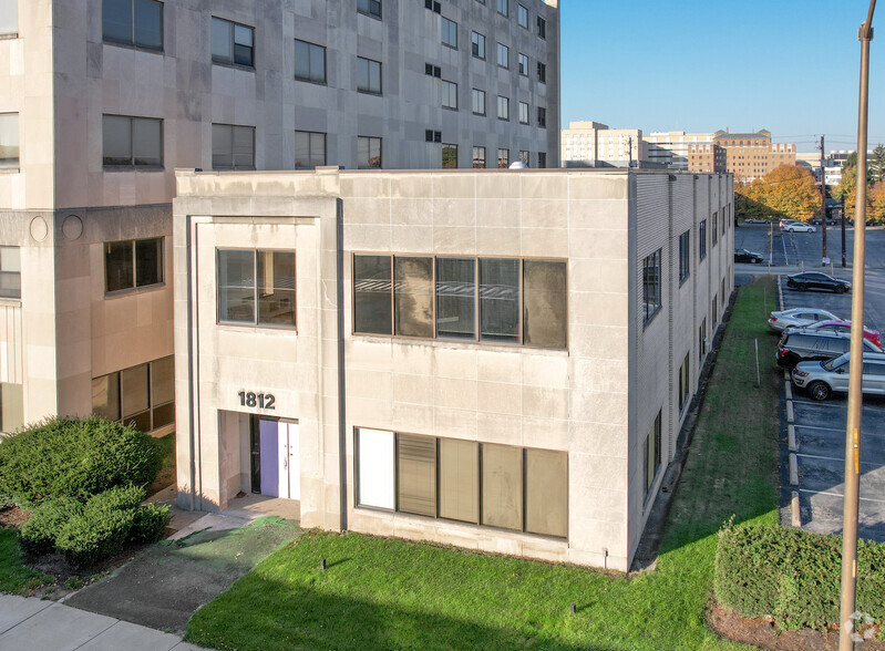 Conversation - Office to Apartments portefeuille de 2 propriétés à vendre sur LoopNet.ca - Photo principale - Image 2 de 2