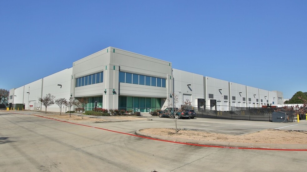 100 Northpark Central Dr, Houston, TX for lease - Building Photo - Image 3 of 9