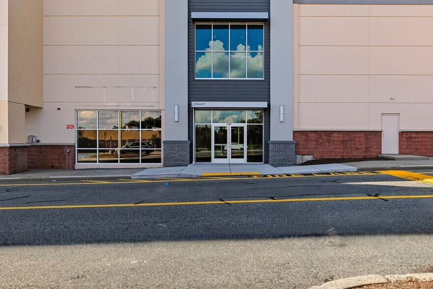 1385 S Washington St, North Attleboro, MA à louer - Photo du bâtiment - Image 2 de 9