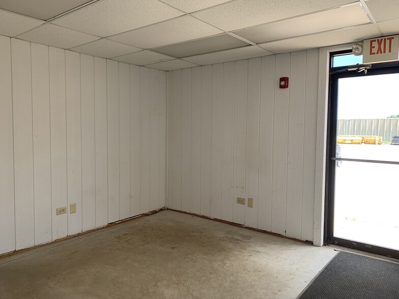 106 Beaver St, Yorkville, IL for lease - Interior Photo - Image 3 of 10
