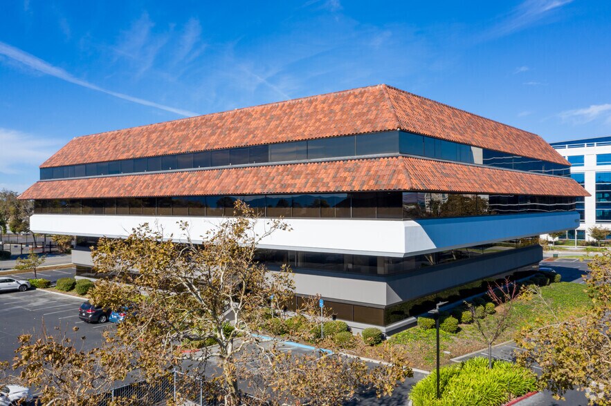 4633 Old Ironsides Dr, Santa Clara, CA à louer - Photo du bâtiment - Image 2 de 7