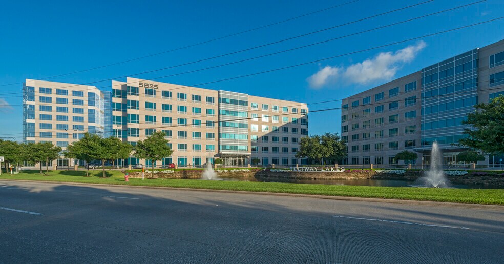 5775-5875 N Sam Houston Pky W, Houston, TX à louer - Photo du bâtiment - Image 1 de 15