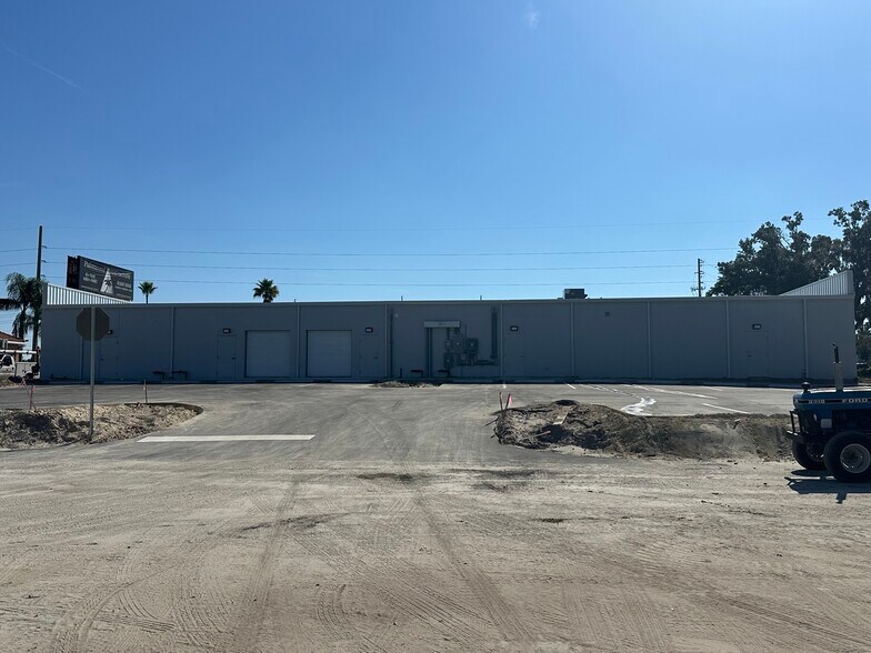 5491-5495 Commercial Way, Spring Hl, Spring Hill, FL à louer - Photo du bâtiment - Image 2 de 7