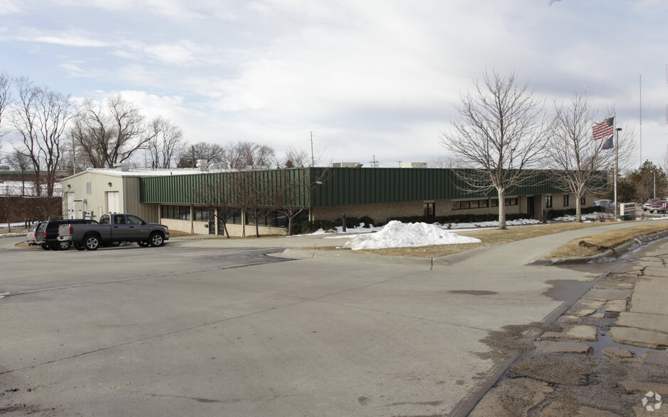 5935 Henninger Dr, Omaha, NE for lease - Primary Photo - Image 1 of 7