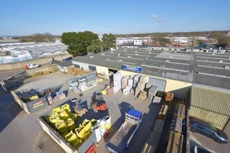 49-55 Gatwick Rd, Crawley à louer Photo du bâtiment- Image 2 de 7