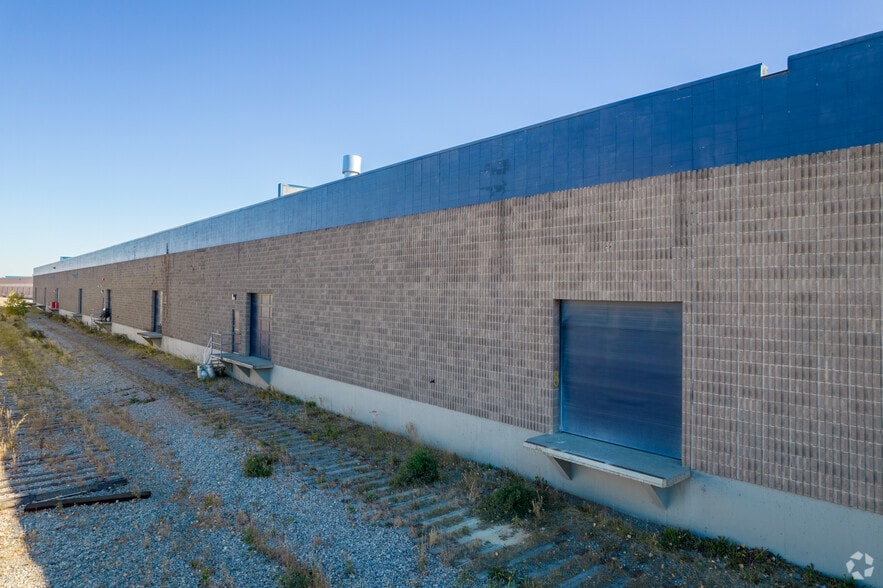 7803 35th St SE, Calgary, AB for lease - Building Photo - Image 2 of 7