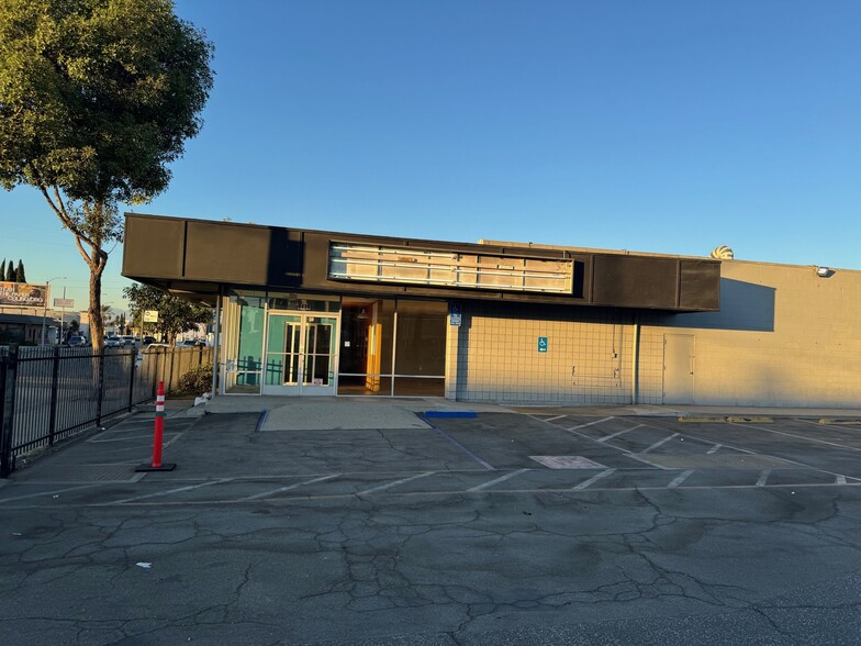 8438 Eastern Ave, Bell Gardens, CA for lease - Building Photo - Image 1 of 19