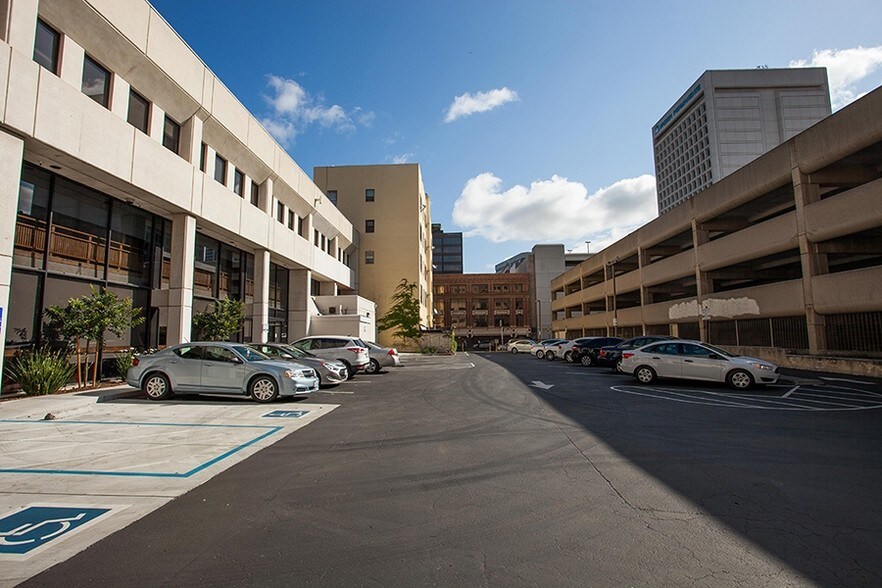 1740-1750 Broadway, Oakland, CA à louer - Photo du bâtiment - Image 2 de 4