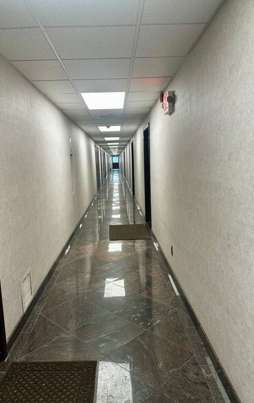 1181 Old Country Rd, Plainview, NY for lease - Interior Photo - Image 3 of 4