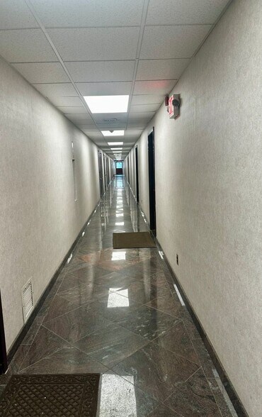 1181 Old Country Rd, Plainview, NY à louer - Photo intérieure - Image 3 de 4