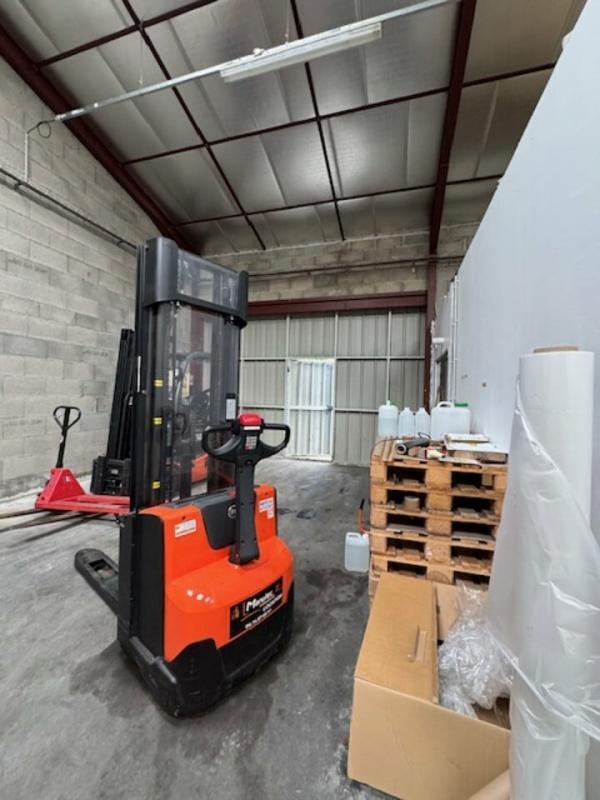 Industrial in Craponne for lease Interior Photo- Image 1 of 7