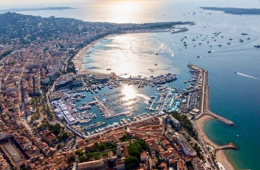 Flex in Cannes for sale - Aerial - Image 1 of 1