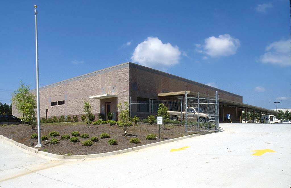 8550 Cobb International Blvd, Kennesaw, GA à louer Photo du bâtiment- Image 1 de 2