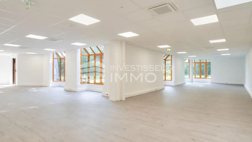 Flex in Croissy-Beaubourg for lease - Interior Photo - Image 3 of 4