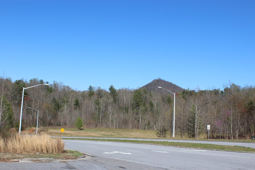 Hickory Blvd & McClean Dr, Lenoir, NC for sale - Building Photo - Image 1 of 10