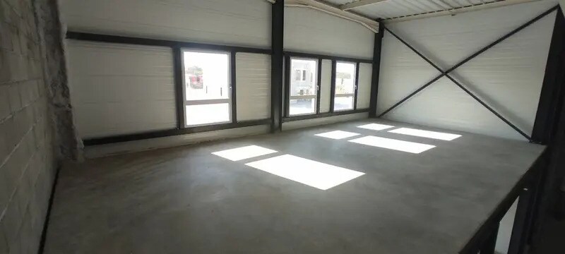 Local d'activités dans Tignieu-Jameyzieu à vendre - Photo du bâtiment - Image 2 de 5
