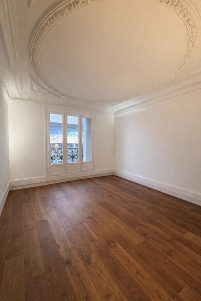 10 Bis Place De Clichy, Paris for lease - Building Photo - Image 1 of 17