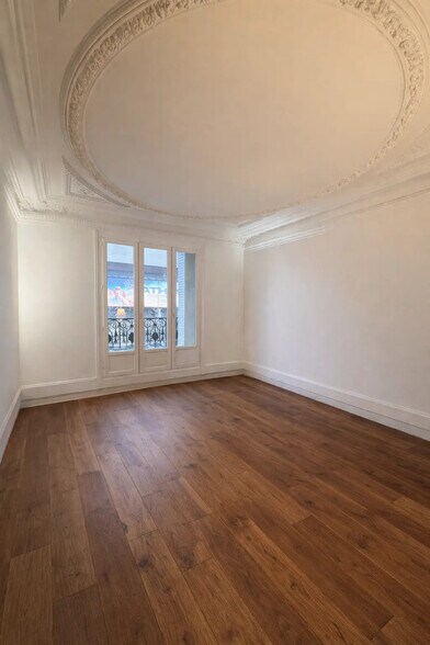 10 Bis Place De Clichy, Paris à louer - Photo du bâtiment - Image 1 de 17