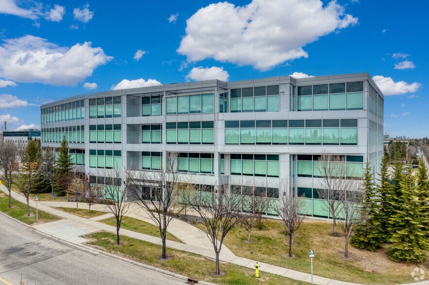 60 Sunpark Plz SE, Calgary, AB for sale - Primary Photo - Image 1 of 1