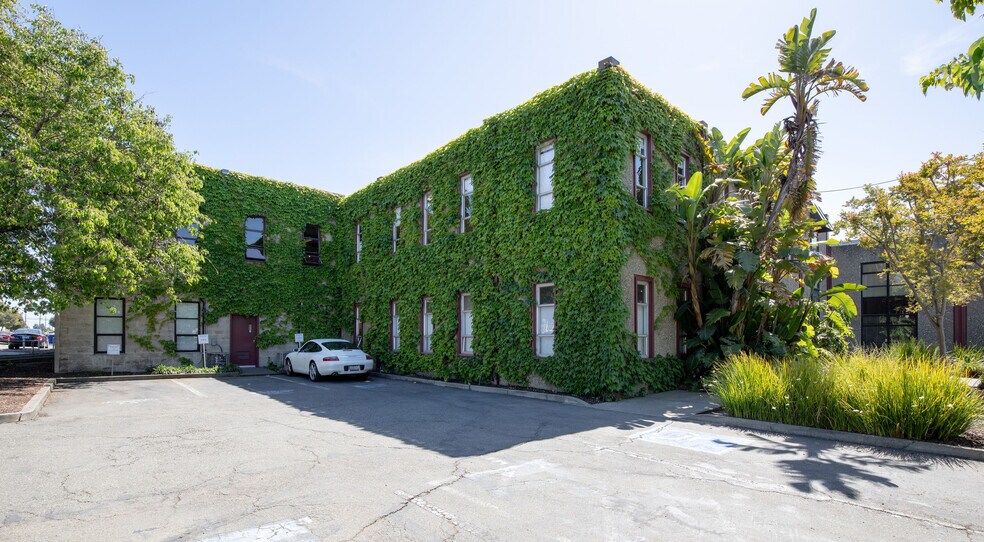 950 Gilman St, Berkeley, CA à louer - Photo du bâtiment - Image 2 de 11