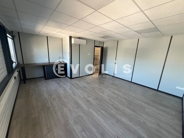662 Rue Des Jonchères, Genay for lease - Interior Photo - Image 2 of 3