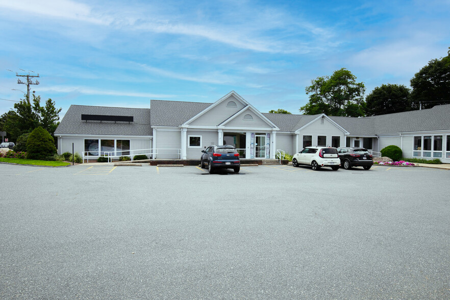 108-112 Davis Straits, Falmouth, MA for sale - Primary Photo - Image 1 of 1