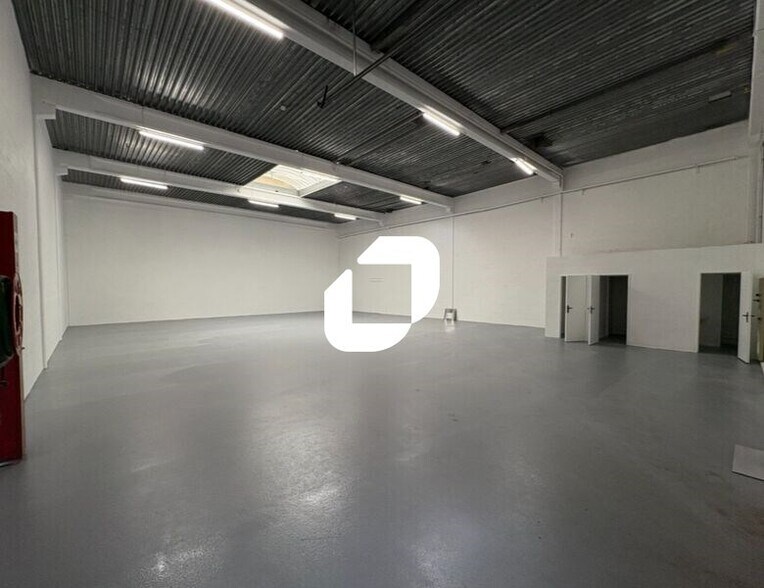 Flex in Éragny for lease - Interior Photo - Image 2 of 22