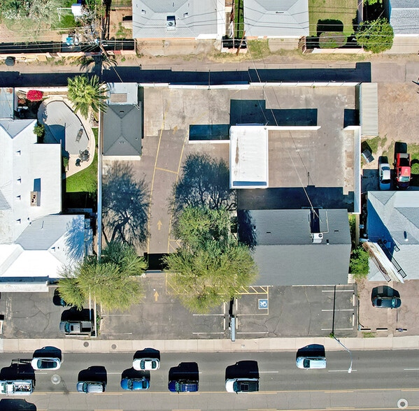 2514 E Indian School Rd, Phoenix, AZ à louer - Photo du bâtiment - Image 3 de 9