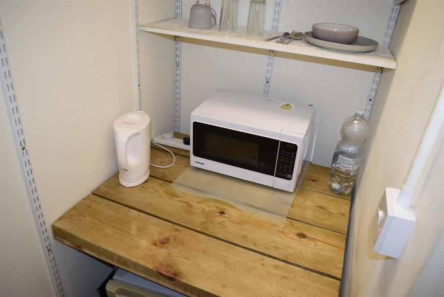 Ground Floor Office, G1, 15, The Broadway, Woodford Green for lease - Building Photo - Image 3 of 10