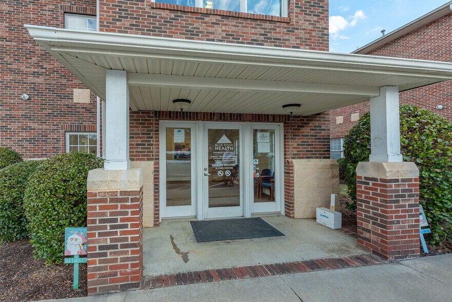 110 Chadwick Square Ct, Hendersonville, NC à vendre - Photo du bâtiment - Image 2 de 25