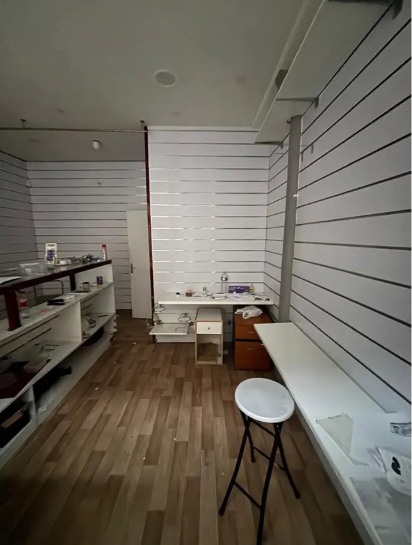 Retail in Paris for lease Interior Photo- Image 1 of 5