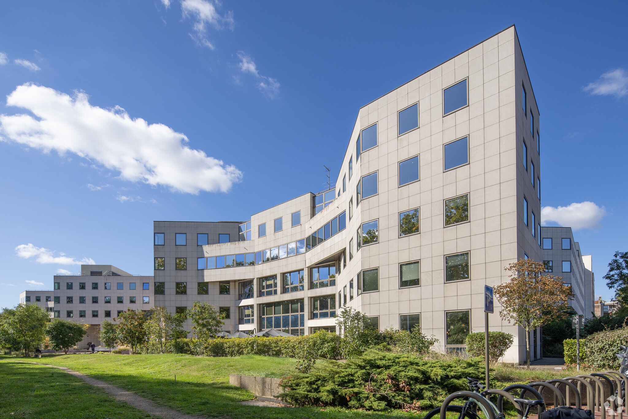 Office in Suresnes for lease Primary Photo- Image 1 of 26