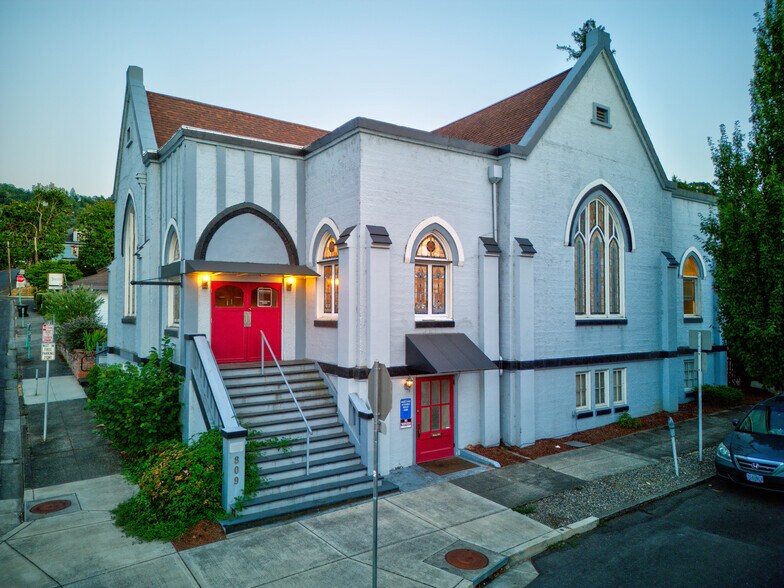 809 Main Roseburg, Roseburg, OR à vendre - Photo du bâtiment - Image 2 de 46