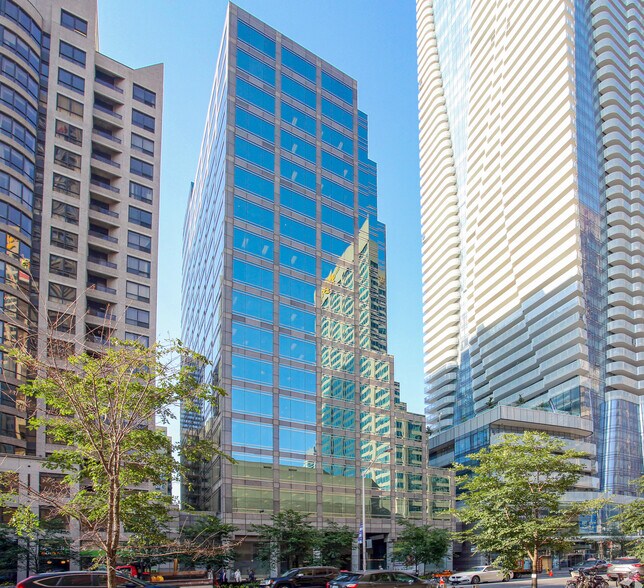 33 Bloor St E, Toronto, ON à louer - Photo du bâtiment - Image 2 de 8