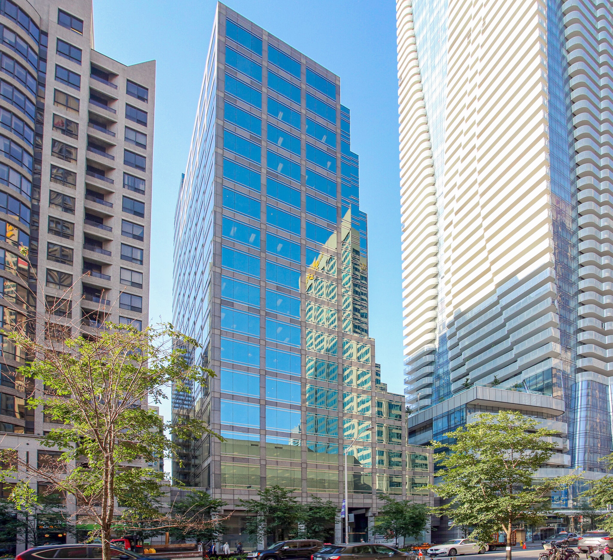 33 Bloor St E, Toronto, ON à louer Photo du bâtiment- Image 1 de 9