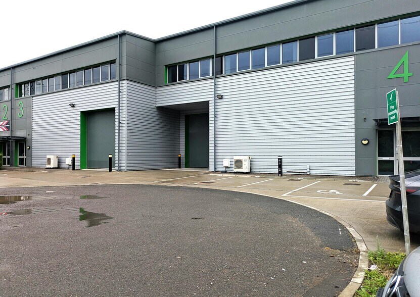 Hanworth Ln, Chertsey à louer - Photo du bâtiment - Image 2 de 2